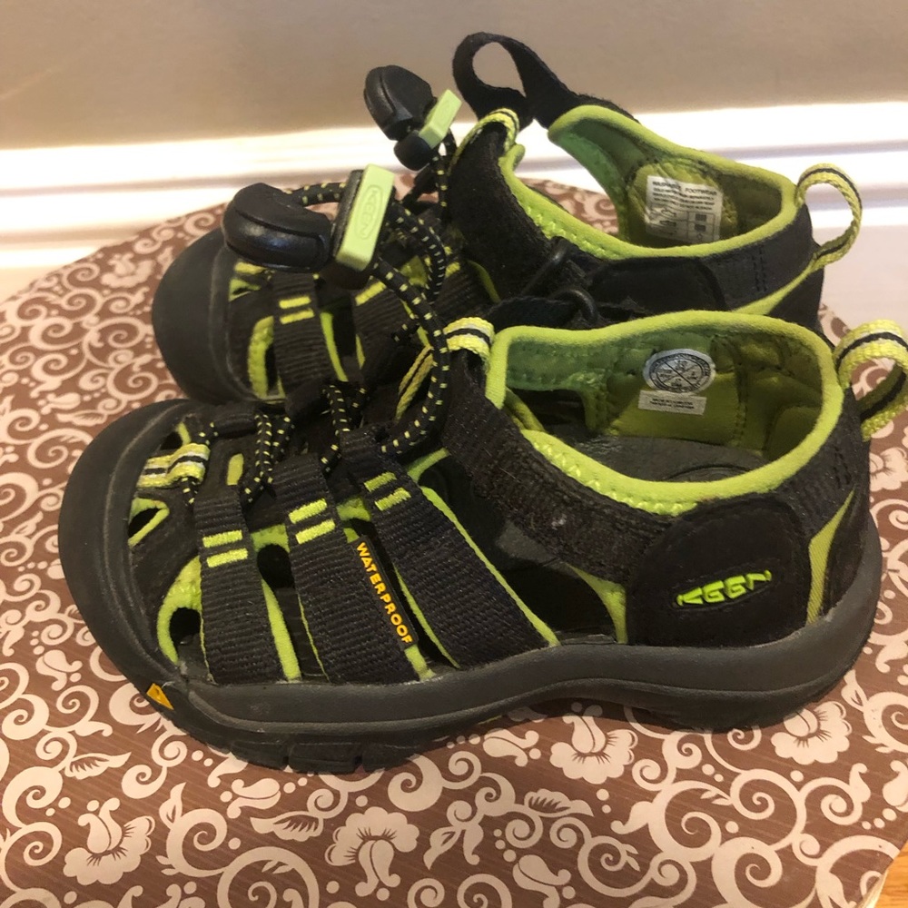 10 T, young boy Keen washable active sandals. Green. Perfect for kindergarten